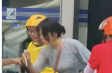 冲上热搜！知名女演员街头送外卖？许多网友偶遇