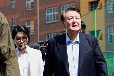 韩国前总统尹锡悦和夫人现身大选投票站