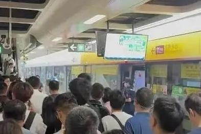 冲上热搜！深圳地铁紧急辟谣→