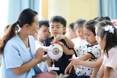 近视能否治愈？关灯看手机危害有多大？来看专家权威解答