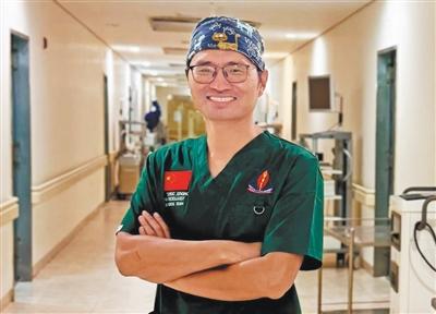 援非牺牲医生张军桥回家，妈妈一声声喊“我的儿”，这一幕看哭了