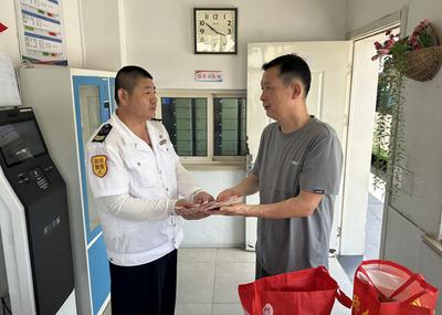 乘客遗失母亲救命钱，青岛公交驾驶员拾金不昧，十分钟寻回