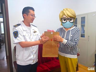 “这2万元现金是看病用的，多亏了你们的帮助！”乘客捡、司机还，传温暖彰诚信