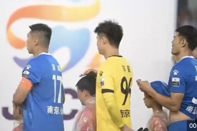 “苏超”赛场上现暖心一幕，球员纷纷为小球童挡雨