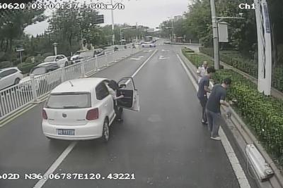青岛早高峰暖心一幕：热心人3分钟清障！网友：这就是文明城市的样子