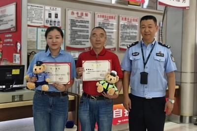 男子狂买200多张购物卡，超市员工赶紧报警