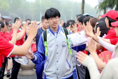 青岛中考语文试题怎么样？听听考生、教师、校长的点评→
