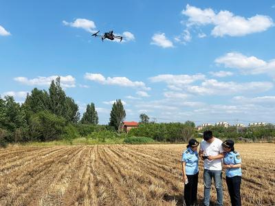 “低空哨兵”上岗，织密秸秆禁烧“监管网”！即墨区出动无人机巡查