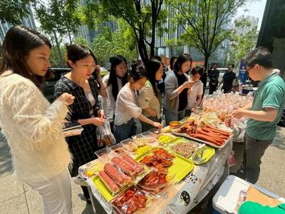 以“舌尖上的美味”温暖上万人！青岛这里楼宇党委举办“美食嘉年华”活动