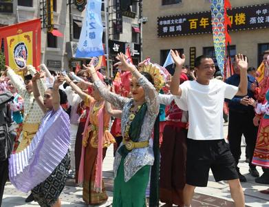在街头解锁“艺术盲盒”，“夏日奇遇”燃爆青岛