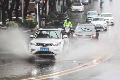 青岛今天多云间阴有阵雨，有轻雾！市区最高气温26℃，最低气温23℃