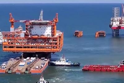 渤海最大油气平台今日完成海上浮托安装
