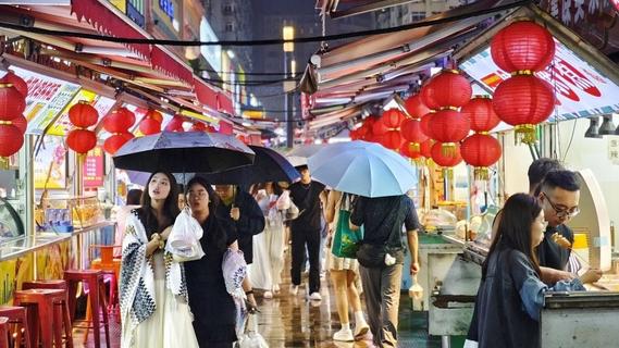 雨幕下的台东步行街，尽显城市活力