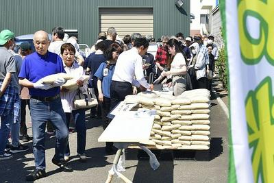 日本政府储备米线下开售，上千人排队抢购