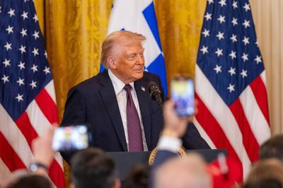 特朗普：美完成对伊朗三处核设施的袭击