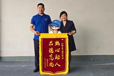 青岛公交司机收到两面锦旗，牵出一段真情守护的暖心故事……