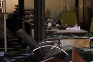 伊朗国家电视台遭袭后画面公布：内部受损严重，被炸毁设备四散