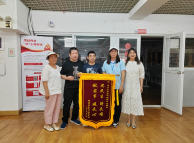 海大麦岛社区：网格员助力重病商户渡难关 居民致谢赠锦旗