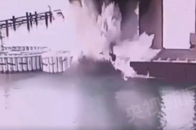 克里米亚大桥被炸画面曝光，水下支撑结构遭重创