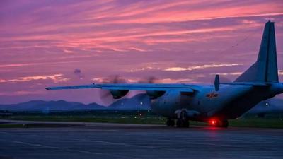 昼夜不停！战鹰与晚霞同框氛围感拉满