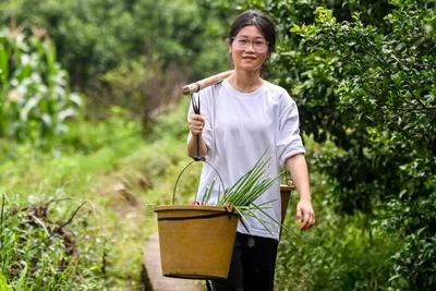 全网追的“扁担女孩”找了份暑假工，时薪12元，想赚钱带家人看外面的风景