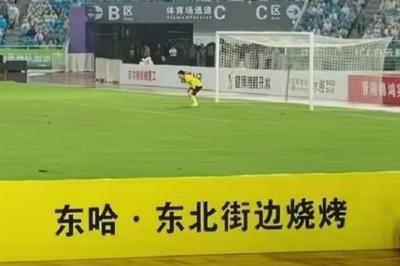 “苏超”现街边烧烤店赞助，一块广告牌背后的守信践诺