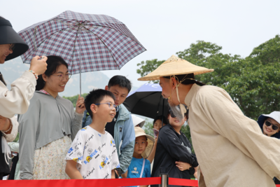 爬山也能看剧！崂山风景区创演《崂山道士之穿墙术》实景沉浸式短剧
