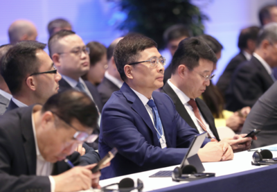 周云杰出席2025年夏季达沃斯论坛，探讨中国AI发展路径