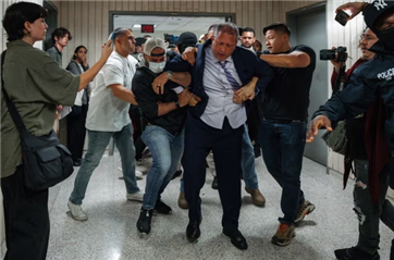 美国纽约市审计长在访问移民法庭时被捕