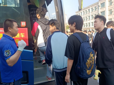 考场外的暖心守护！西海岸新区交通人助力学子畅达梦想