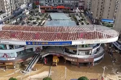 贵州榕江洪水退去，“村超”球场等清淤工作正在进行