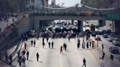 美国得州爆发反移民政策抗议，警方发射催泪弹驱散人群