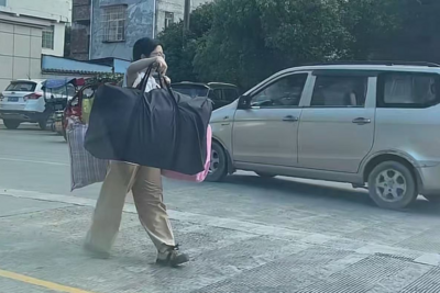 高考结束后用扁担挑行李回家的女生，找到了！