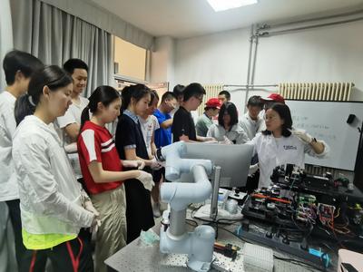 物理竞赛班的学生遇见中国科学院的专家，这场研学用“光”点亮科学梦想