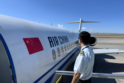 首次！国产C909“身披”五星红旗飞出国门