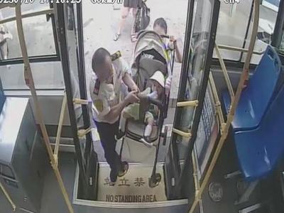 烈日下的双向奔赴！青岛街头，这一幕幕真暖心……