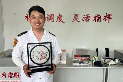 苏州游客给青岛司机寄来“柿柿如意”，背后故事很暖心……