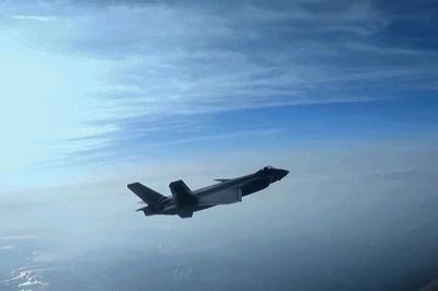 多架歼-20起飞迎敌逼退外机，我空军霸气喊话！影像全程回顾→