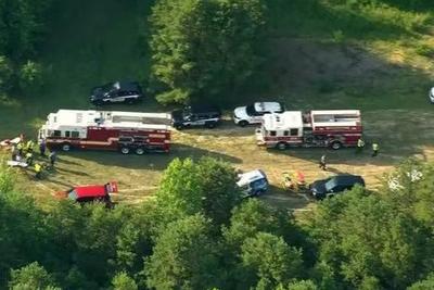 美国一载有15人小型飞机坠毁