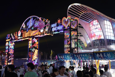 夜幕降临，烟火气渐浓——凤凰夜市正式开市！