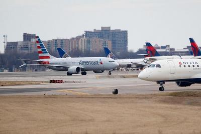 美国丹佛机场飞机起火，乘客从充气滑梯逃离