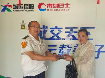 乘客大意丢失手机，公交人接力完璧归赵