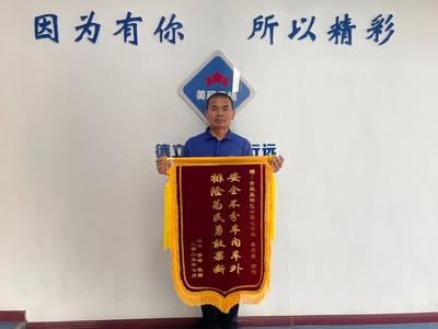 青岛街头车辆溜车，热心人15秒果断处置化险为夷
