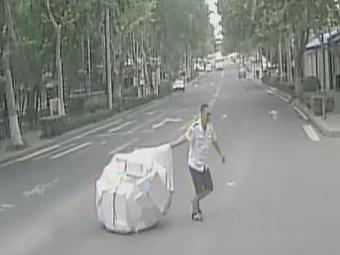 烈日下的“清障者”！市南巴士驾驶员用担当守护城市动脉