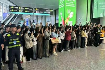 粉丝机场追星致航班延误，被警方处罚