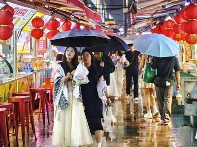 雨幕下的台东步行街，尽显城市活力