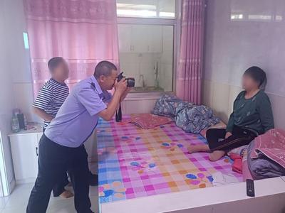 把办证窗口“搬到”群众家！青岛公安民警为特需群众上门服务
