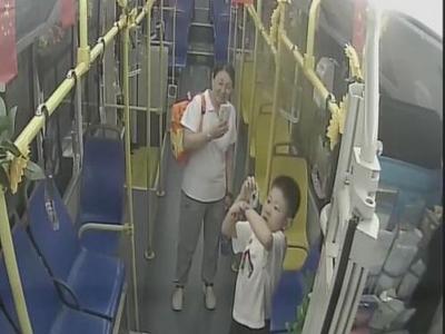 他被满满的对生活的热爱吸引！青岛街头，“神奇花车”圈粉“小迷弟”