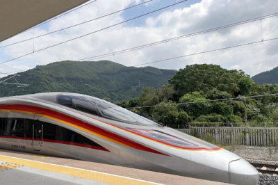 ​我国建成了全球最大的高速铁路网、高速公路网和邮政快递网