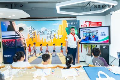 青岛巴士安全“童”行：萌娃变身小司机，“沉浸式”学习交规